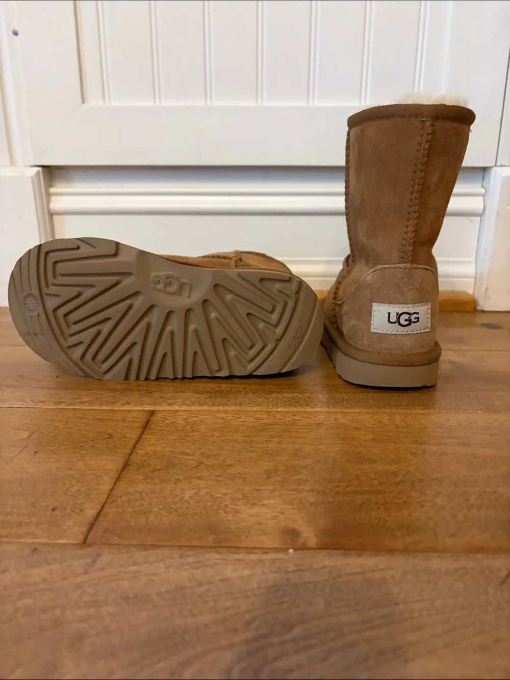 UGG Kids Classic Short Boots in Chestnut NEW without tags